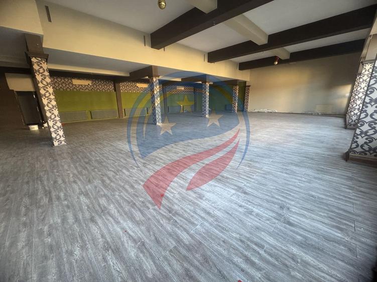 Spațiu comercial, de 600 mp, în Rovine