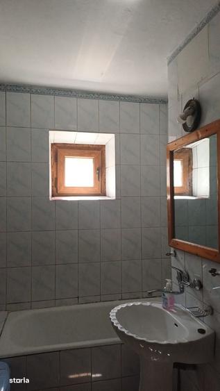 Apartament cu 3 camere decomandat în Craiovița Nouă