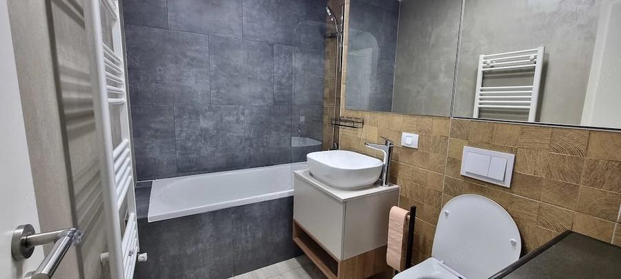 Apartament cu 3 camere decomandat în Tractorul