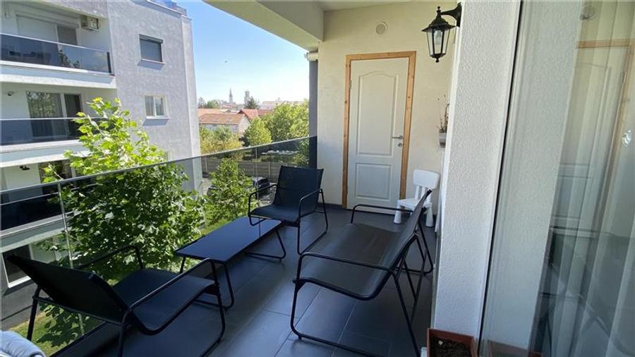 Apartament cu 3 camere semidecomandat, mobilat în Turnișor