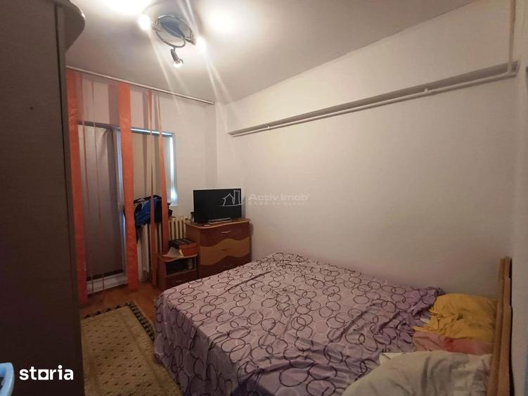 Apartament cu 4 camere semidecomandat în Berceni