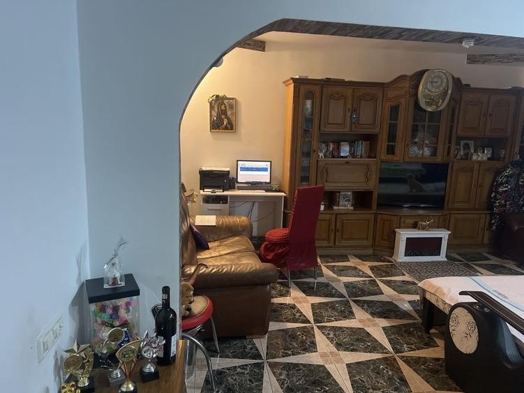 Apartament cu 3 camere decomandat în Găvana