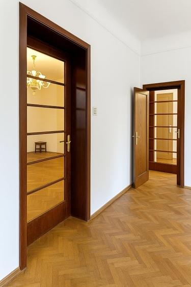 Refugiu interbelic cu 3 camere - 90 mp utili - Curte interioara - 5