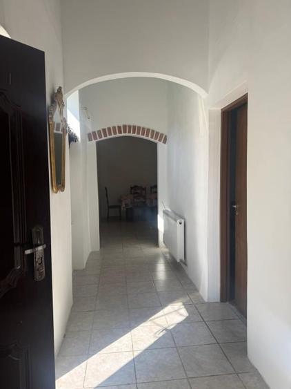 Apartament la curte comuna cu doua intrari - 8
