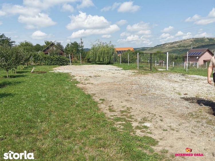 Teren de 665 mp, în Roșia