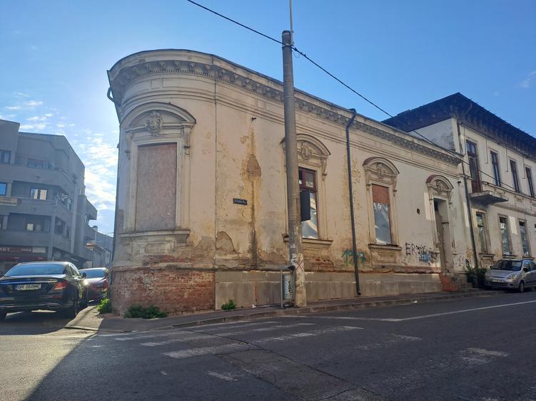 Unirii-Cartierul Evreiesc, singur curte, dubla deschidere, libera - 1