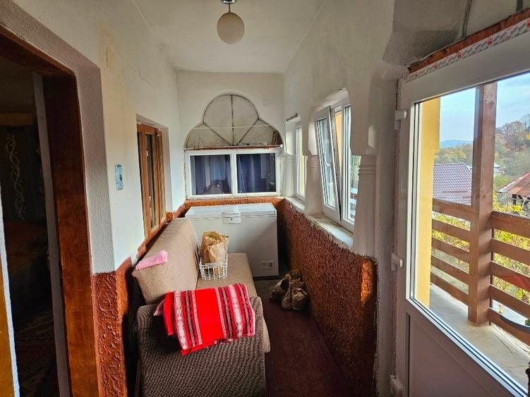 Vând casă în comuna Păușești-Măglași la 10 km de Rm. Vâlcea ,7 km de B. Olănești - 9