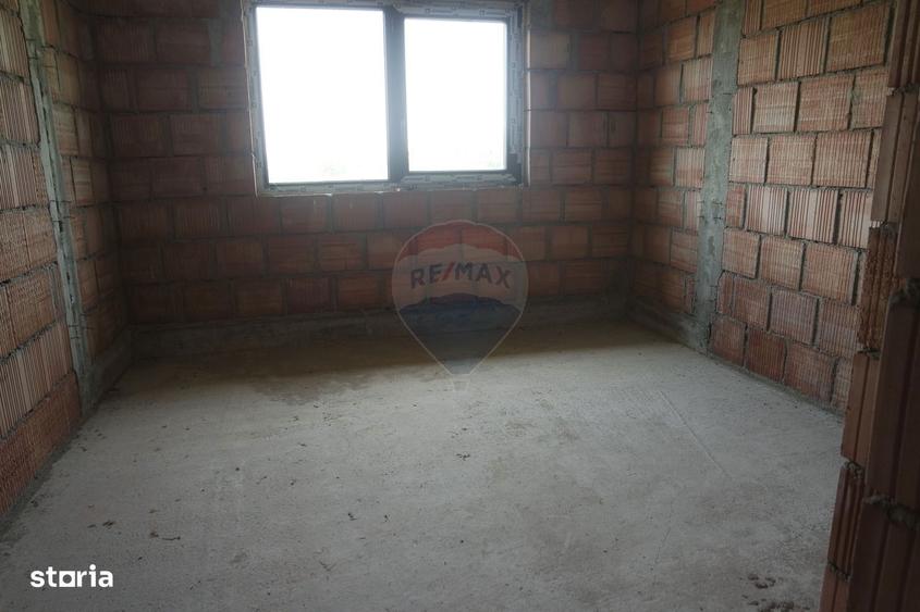 CASA CUPLATA DE VANZARE la rosu sau la semifinisat in Tau?ii Magherau? - 1