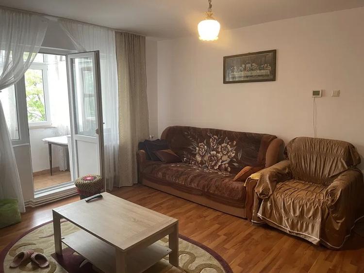 Apartament cu 3 camere semidecomandat, mobilat în Zimbru
