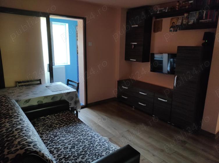 Inchiriez apartament 2 camere, cl Aradului, zona pia?a Verde - 9