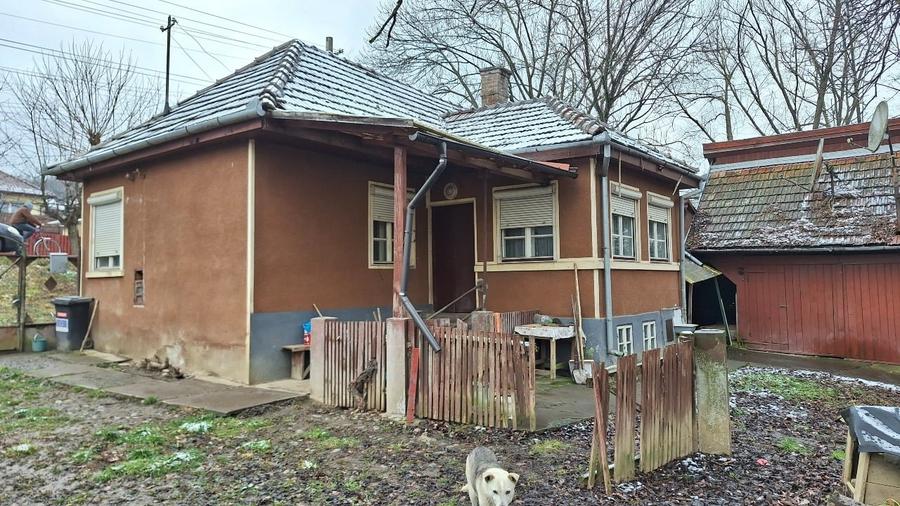 Casa de vanzare cu gradina si curte - 1