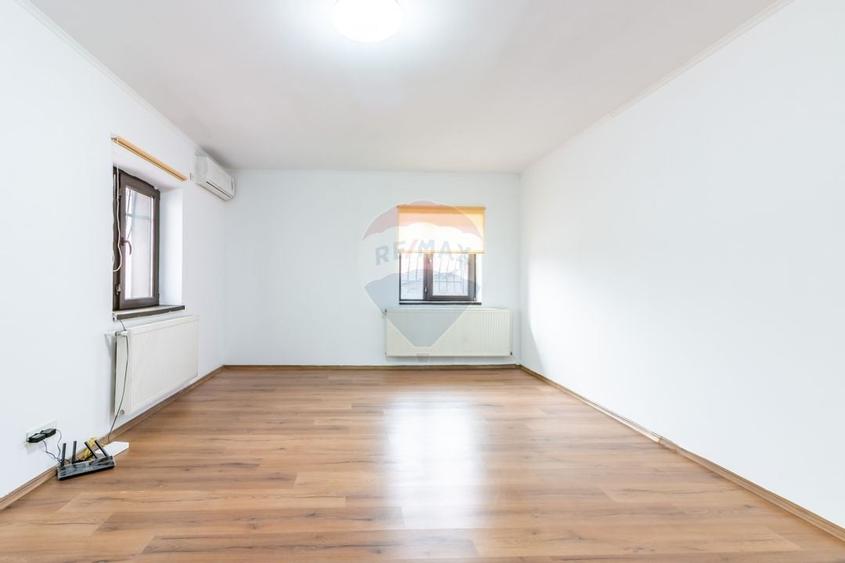 Spațiu comercial de vanzare în Voluntari, stradal, randament 10,7/an - 11