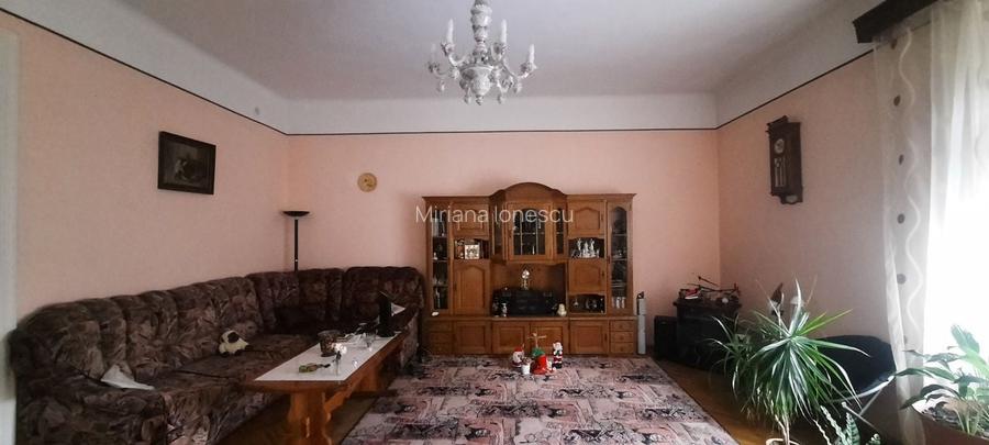 Apartament cu 4 camere semidecomandat în P-ța Victoriei Apartament cu 4 camere semidecomandat în P-ța Victoriei