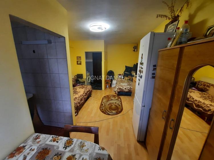 Garsoniera, etajul 3/4, zona Podu Ros