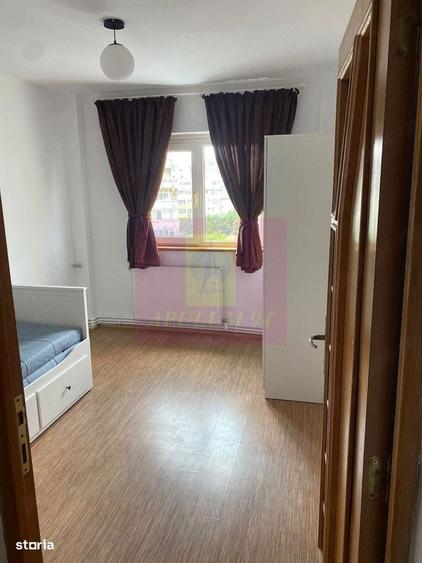 Apartament cu 4 camere semidecomandat în Tineretului