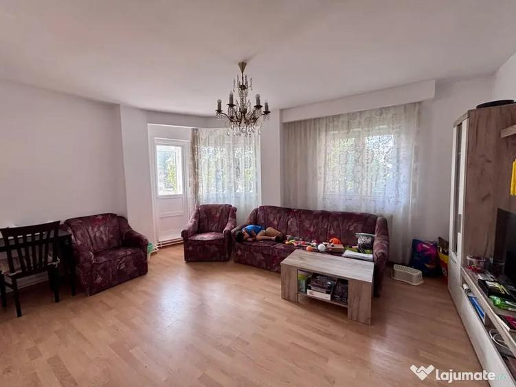 Apartament cu 3 camere decomandat în Aviației