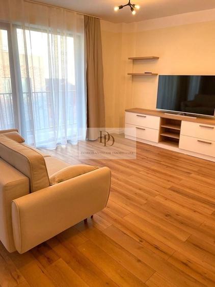 Penthouse cu 3 camere semidecomandat, mobilat în Central