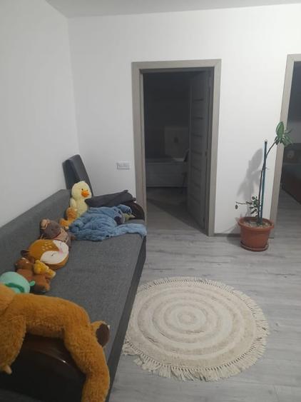 Apartament cu 2 camere semidecomandat, mobilat în Florești