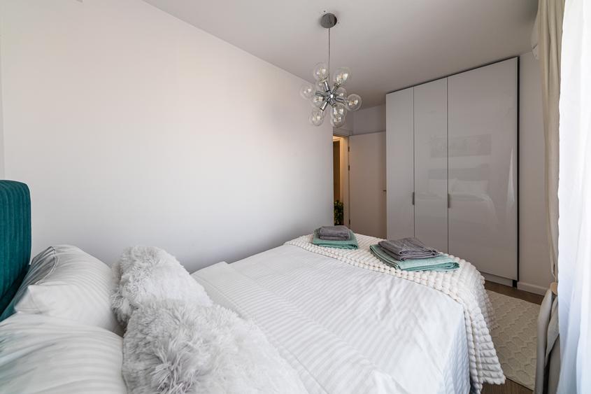 Apartament cu 3 camere semidecomandat, mobilat în Calea Victoriei