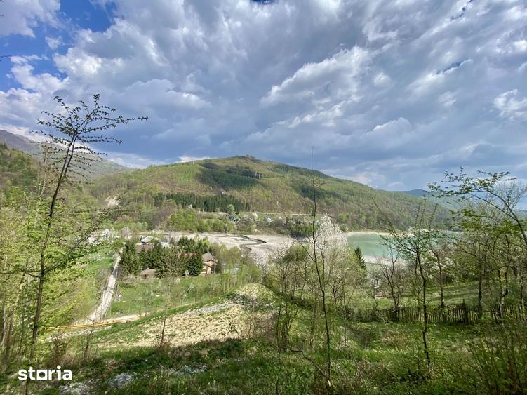 Teren de 4360 mp, în Valea Doftanei