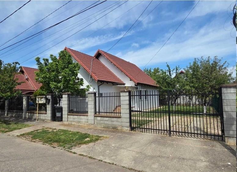 Casă individuală cu 4 camere cu Canalizare în Dumbrăvița