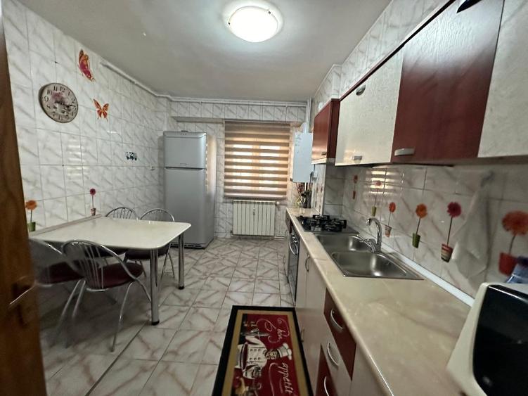 Apartament cu 3 camere decomandat în Tei