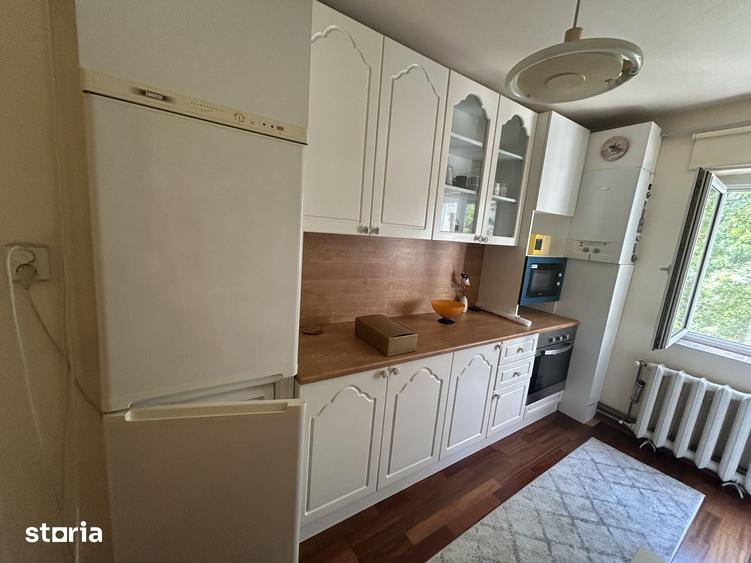 Apartament cu 3 camere decomandat în Girocului