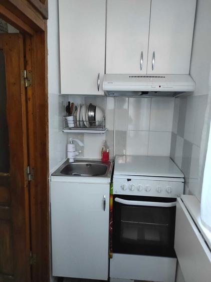 Garsoniera / Camera moderna cu baie, bucatarie si acces la curte Toate utilitatile incluse! - 1