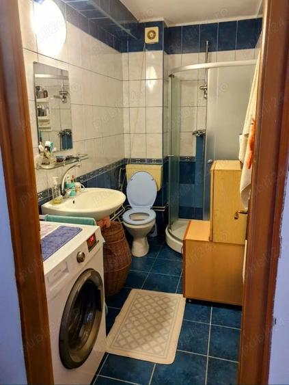 Apartament compus din: o camera, bucatarie, hol, baie, balcon, cu o suprafa?a de 33 - 2