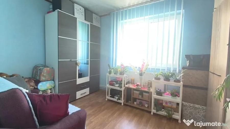 Apartament cu 3 camere semidecomandat în Gojdu