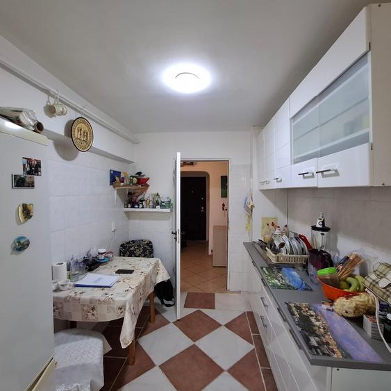 De vanzare apartament cu 4 camere , etaj 2 - 5
