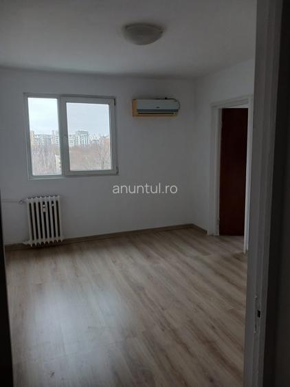 Piata Moghioros, vis a vis de Parc Drumul Taberei, Patinoar