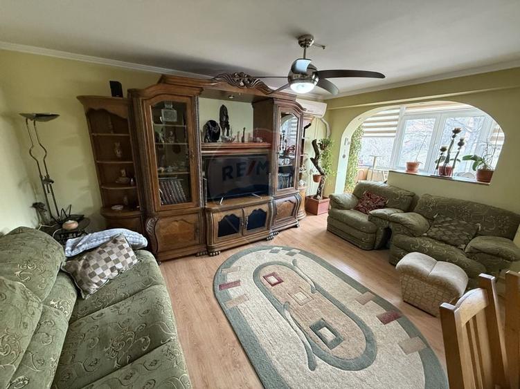 Apartament cu 3 camere de vânzare în Centrul orașului Câmpulung - 3