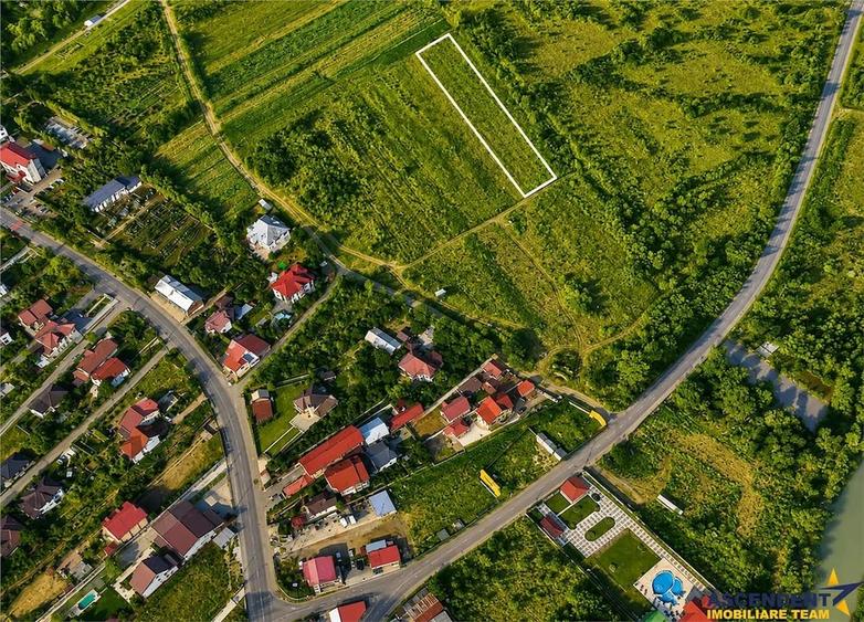 Teren de 2500 mp, în Est