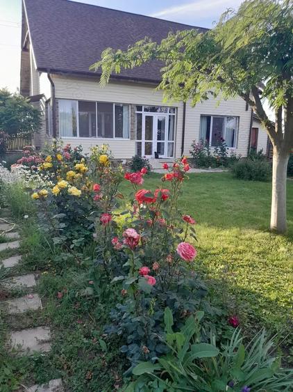 Vand casa cu teren. - 2