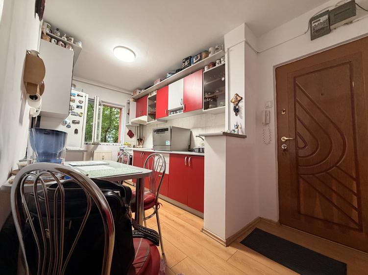 Apartament cu 2 camere semidecomandat, mobilat în Girocului
