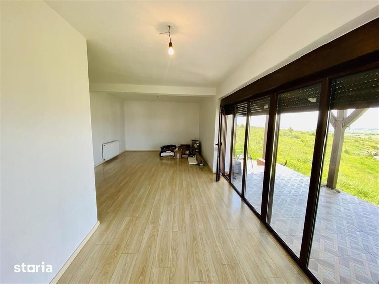 Casă cu 5 camere cu Teren 372 Mp în Roșia