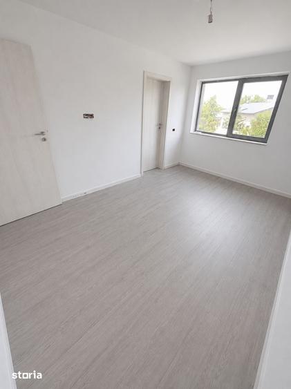 Casă cu 9 camere cu Teren 660 Mp în Domnești