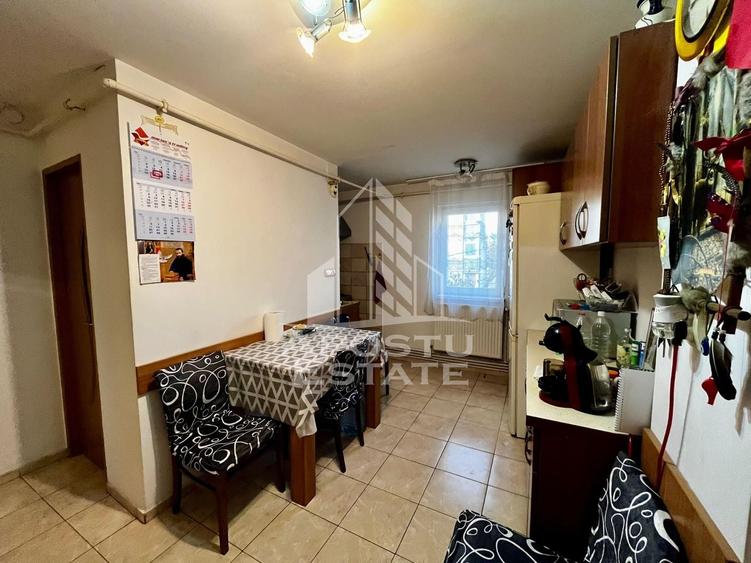 Apartament cu 3 camere semidecomandat, mobilat în Lipovei