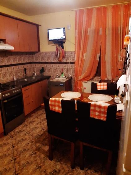 Casă cu 4 camere cu Canalizare în Central