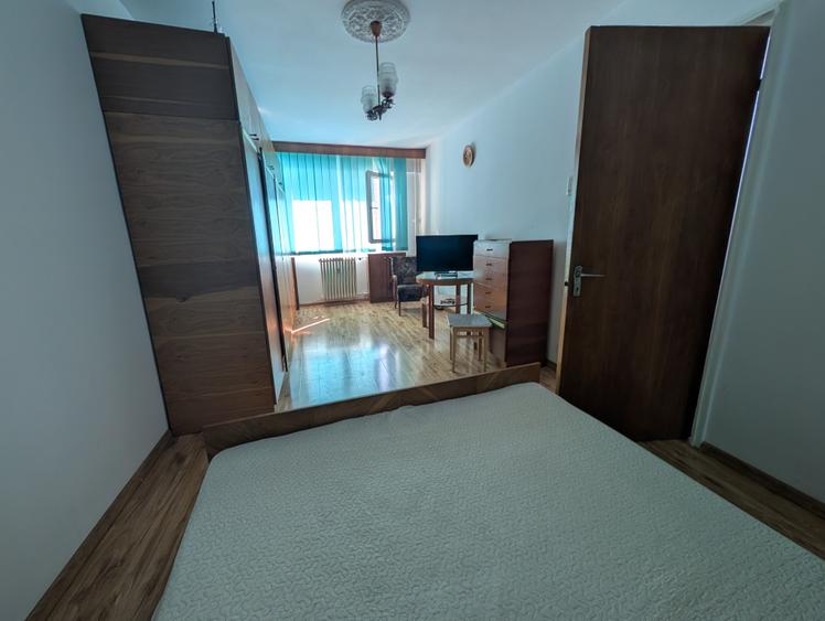 Apartament cu 3 camere decomandat în Drumul Taberei