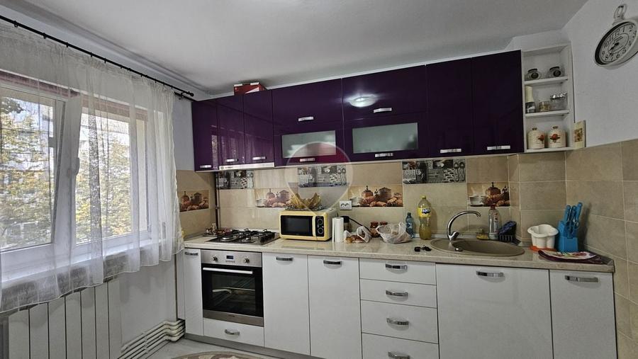 Apartament cu 3 camere semidecomandat, mobilat în Burdujeni