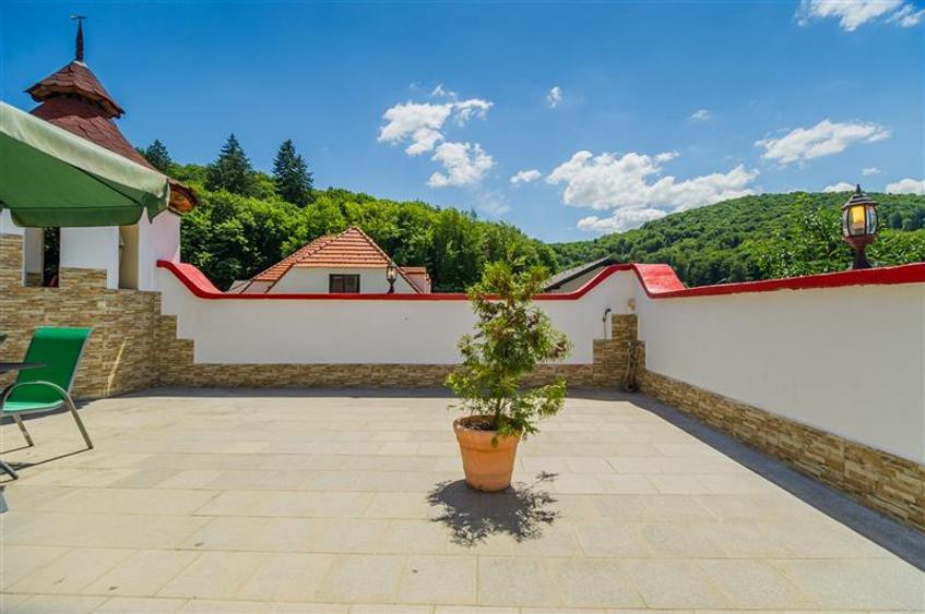 Hotel/Pensiune, de 905 mp, în Noua