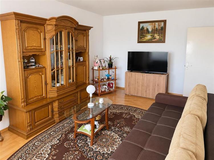 Apartament cu 3 camere decomandat în Astra