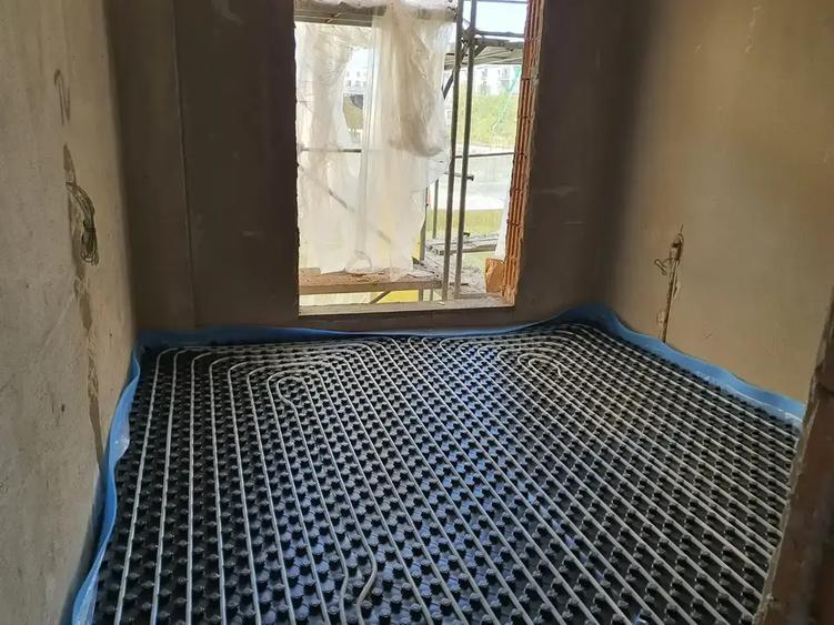 Apartament cu 4 camere decomandat în Titan