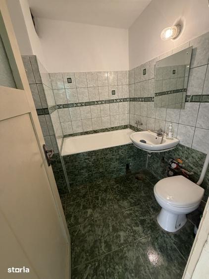 Apartament cu 3 camere semidecomandat în Calea București