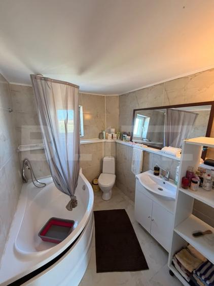 Casă individuală cu 9 camere cu Teren 800 Mp în Periferie