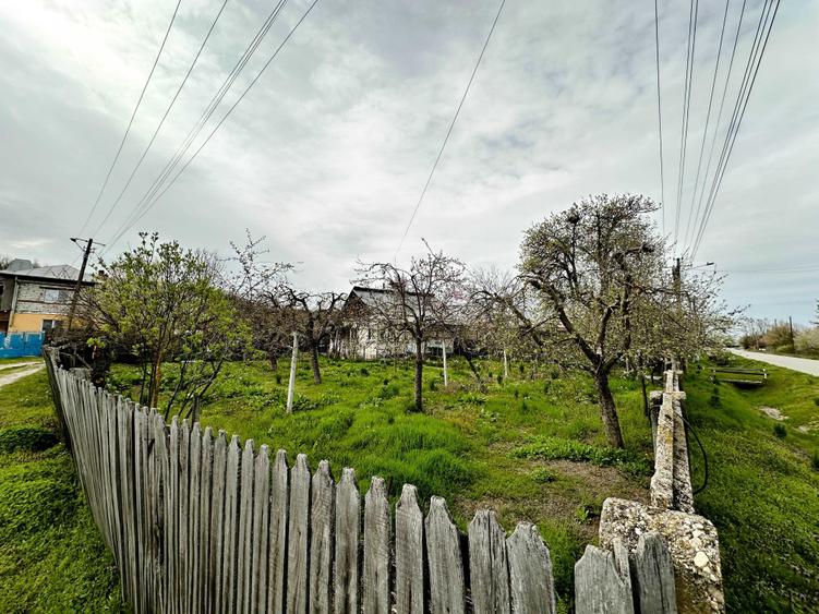 Casă cu 3 camere în Mârțești