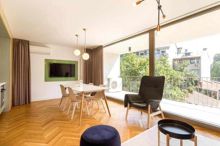 Apartament cu 4 camere decomandat, mobilat în Calea Victoriei