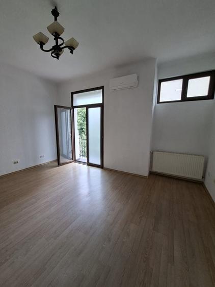 Casă cu 10 camere cu Teren 280 Mp în Pache Protopopescu
